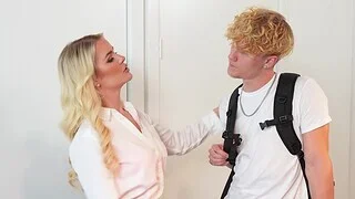 Blonde girl Slimthick Vic gets her shaved pussy lip with a detect